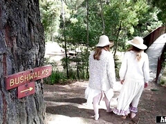 Grote mammen, Rondborstig, Vingeren, Masturbatie, Natuurlijke tieten, Buiten, Kut duiken, Alleen