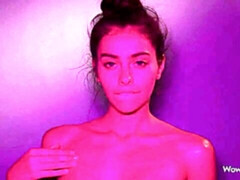 Enthousiasteling, Grote mammen, Bruinharig, Vingeren, Masturbatie, Naakt, Mager, Alleen