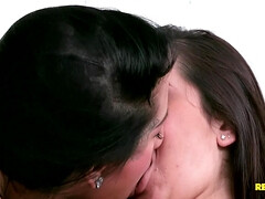 Schlafzimmer, Grosser schwanz, Braunhaarige, Behaart, Hardcore, Lecken, Piercing, Muschi