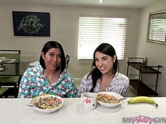 Chambre à dormir, Brunette brune, Embrassement, Léchez, Lingerie, Seins naturels, Cheveux courts, Nénés