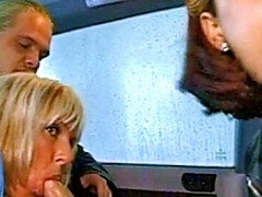 Leie, Blasen, Auto, Spermaladung, Mutti, Öffentlich, Retro, Flotter dreier