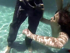 素人, デカチン, デカパイ, フェラチオ, プール, ガリガリ, ティーン, 水中