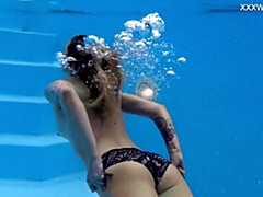 Amateur, Hembra, Hd, Piscina, Público, Tatuaje, Adolescente, Bajo el agua