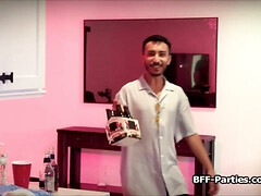 18 ans, Sucer une bite, Brunette brune, Le plan cul à quatre, Petite amie, Groupe, Fête, Nénés