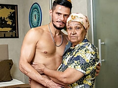 18 jaar, Enthousiasteling, Kont, Grote lul, Gapende, Omie, Rijpe lesbienne, Ruw