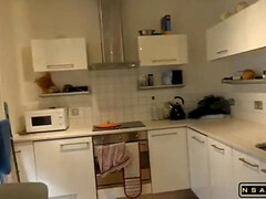 Enthousiasteling, Grote mammen, Pijpbeurt, Sperma shot, Groepseks, Huisgemaakt, Roodharige vrouw, Kousen