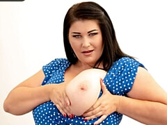 Enthousiasteling, Grote mammen, Bruinharig, Mollig, Vingeren, Natuurlijke tieten, Kort haar, Alleen