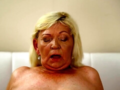 Grosse titten, Blondine, Blasen, Aufs gesicht abspritzen, Lingerie, Reif, Muschi, Überraschung