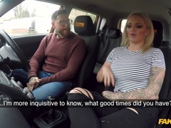 Leie, Grosse titten, Auto, Handjob, Im freien, Pov, Kurzes haar, Tätowierung