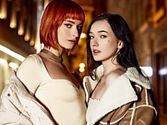 Anal, Gros cul, Grosse bite, En levrette, Néerlandais, 2 femmes 1 homme, Seins naturels, Nénés