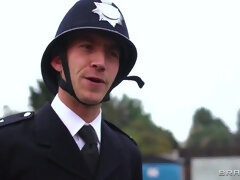Blasen, Bus, Hundestellung, Frau frau mann, Milf, Polizei, Rotschopf, Flotter dreier