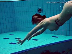 Schönheit, Braunhaarige, Europäisch, Pool, Öffentlich, Russisch, Erotischer film, Unter wasser
