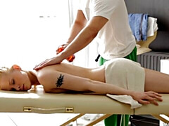 Grosser arsch, Grosser schwanz, Blondine, Blasen, Hundestellung, Massage, Kurzes haar, Titten