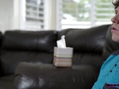 Gros cul, Gros seins, Sucer une bite, Brunette brune, Plantureuse, Éjaculation interne, Branlette thaïlandaise, Nénés