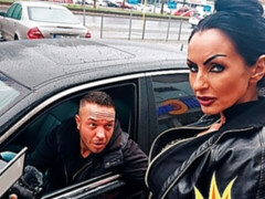 Grosser schwanz, Auto, Milf, Öffentlich, Muschi, Rasiert, Tätowierung, Hässlich