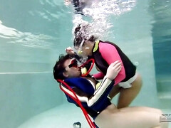 Amateur, Brunette brune, Plantureuse, Lesbienne, Masturbation, Seins naturels, Piscine, Pov