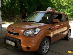 Tussi, Grosser schwanz, Grosse titten, Schlampe, Blasen, Auto, Hardcore, Flotter dreier