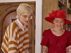 Красотки, Большие сиськи, В офисе, Секретарша, Душ, Униформа, Под юбкой