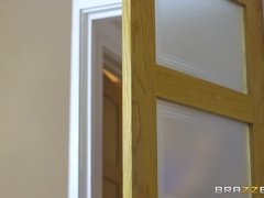 Gros seins, Brunette brune, En levrette, Faciale, Doigter, Léchez, Seins naturels, Chatte