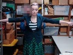 Blond, Pijpbeurt, Gevangen, Hondjeshouding, Handbeurt, Tiener, Tieten likken, Uniformpje