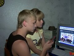 18 jahre, Leie, Blondine, Blasen, Gehörnter ehemann, Hardcore, Hd, Natürlichen titten