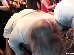 Enthousiasteling, Blond, Bruinharig, Diep in de keel, Fetisj, Handbeurt, Feest, Kousen