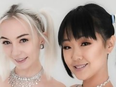 In den arsch, Arsch, Blasen, Hundestellung, Frau frau mann, Handjob, Hardcore, Flotter dreier