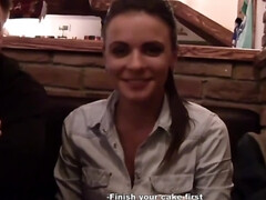 Grosse titten, Blasen, Freund, Braunhaarige, Aufs gesicht abspritzen, Freundin, Geld, Flotter dreier