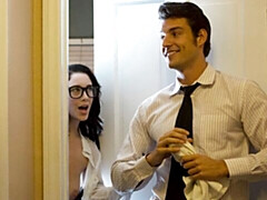 Gros cul, Grosse bite, Gros seins, Sucer une bite, Brunette brune, En levrette, Maigrichonne, Adolescente