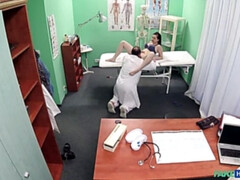 Arzt, Hundestellung, Fingern, Lecken, Krankenschwester, Büro, Muschi, Nass