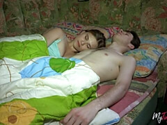 Gros cul, Grosse bite, Sucer une bite, En levrette, Seins naturels, Adolescente, Nénés