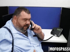 Grosse titten, Blasen, Braunhaarige, Vollbusig, Sperma im mund, Kehlenfick, Büro, Pov