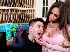 Grosser arsch, Blasen, Hundestellung, Handjob, Küssen, Lingerie, Milf, Tittenfick