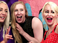 18 jaar, Blond, Naakte man aangeklede vrouw, Jurk, Dominante vrouw, Handbeurt, Tatoeage, Tiener