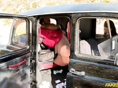 Amateur, Voiture, 2 femmes 1 homme, Lesbienne, Léchez, Masturbation, Chatte, Fessée