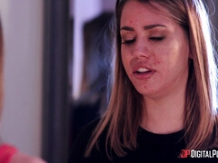 Bruinharig, Gezichtzitten, Hakken, Latijnse vrouw, Natuurlijke tieten, Buiten, Douche, Tieten likken