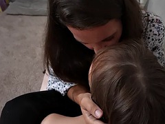 Tussi, Füsse, Fetisch, Fußfetisch, Würgen, Pov, Tätowierung, Flotter dreier
