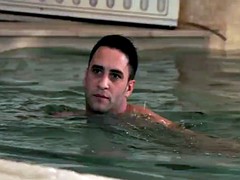Tussi, Braunhaarige, Spermaladung, Füsse, Pool, Titten