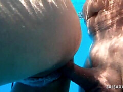 Grote mammen, Badpak, Handbeurt, Latijnse vrouw, Buiten, Spuiten, Tieten likken, Nat