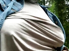 ぽちゃ, 露出狂, 熟年, 乳首, 公共, 垂れ乳, オッパイの, 妻