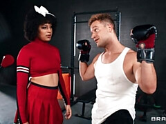 18 ans, Gros cul, Grosse bite, Sucer une bite, Pom pom girl, En levrette, Seins naturels, Adolescente