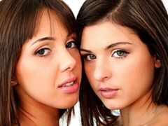 Брюнетки, Пальцем, Поцелуи, Лизание, Мастурбация, Бритые, Стриптизерша, Сиськи