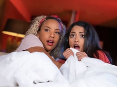 Blondine, Braunhaarige, Fingern, Interrassisch, Lesbisch, Lecken, Masturbation, Entkleiden