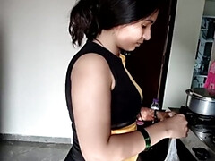 DESI BHABHI IN SAREE SULTRY - Housewives