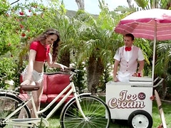 Arsch, Tussi, Braunhaarige, Hardcore, Lecken, Natürlichen titten, Zierlich, Arsch lecken