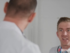 Bruinharig, Sperma shot, Arts, Hondjeshouding, Doordringend, Tatoeage, Tieten likken, Uniformpje