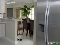 Черные, Блондинки, Пальцем, Поцелуи, На кухне, Бассейн, Киски, Купальник