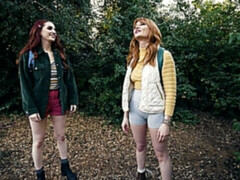 Enthousiasteling, Lesbisch, Moeder die ik wil neuken, Natuurlijke tieten, Roodharige vrouw, Geschoren, Mager, Tiener