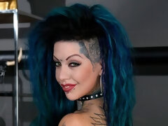 Grosser arsch, Blasen, Braunhaarige, Hundestellung, Frau frau mann, Handjob, Hardcore, Tätowierung