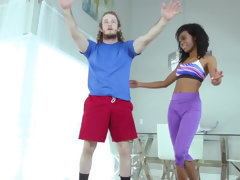 Amerikanisch, Schwarz, Blasen, Hundestellung, Aufs gesicht abspritzen, Öl, Elasthan, Eng